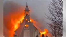Požár zničil stoletý kostel v Kanadě 