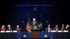 Komise Bílého domu předala Trumpovi zprávu o hrozbách pro víru v USA