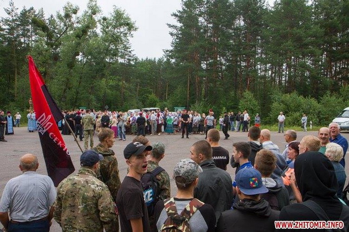 В Житомирі радикали ображали віруючих Хресного ходу (ВІДЕО)