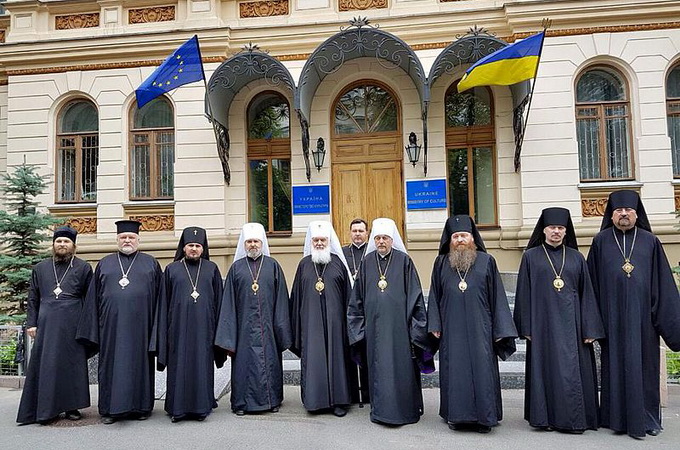 УПЦ КП знищила дах Патріархії УАПЦ