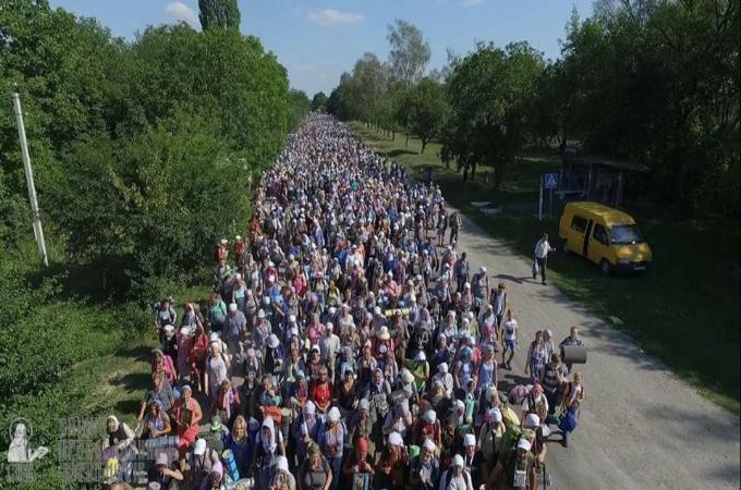 Більше 10 тисяч віруючих беруть участь у ювілейному Хресному Ході на Почаїв (ВІДЕО)