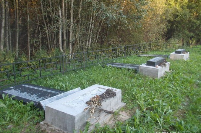 В Псковской области вандалы осквернили мемориал в память евреев, расстрелянных фашистами в 1941 году