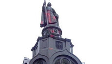 В Киеве вандалы облили красной краской памятник князю Владимиру 