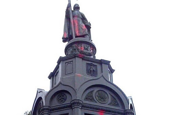 У Києві вандали облили червоною фарбою пам'ятник князю Володимиру