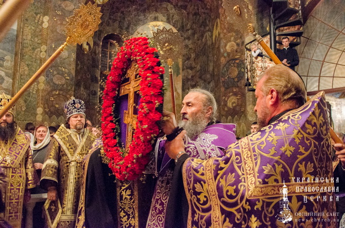 У Київській Лаврі звершили чин Воздвиження Хреста Господнього (ФОТО)