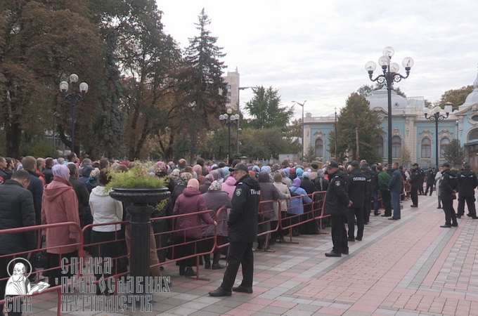 Понад 1 000 вірян УПЦ прийшли з молитвою до Верховної Ради (ВІДЕО)