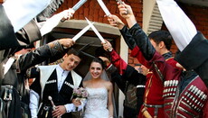 В Грузии к массовому венчанию присоединились уже более 300 пар