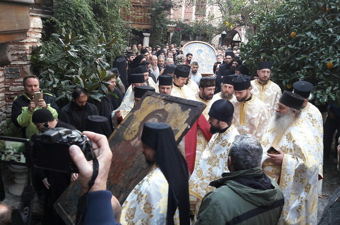 У монастирі Архангелів на Афоні паломники підносили молитви протягом доби