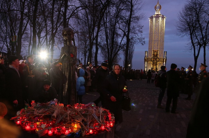 У Києві  жертв голодомору пом'янули у молитвах хвилиною мовчання та запаленими свічками