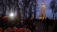 У Києві жертв голодомору пом'янули у молитвах хвилиною мовчання та запаленими свічками