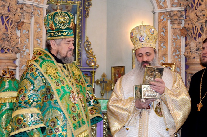 Румунська Церква подарувала віруючим Полтави частку мощей преподобного Паїсія Величковського