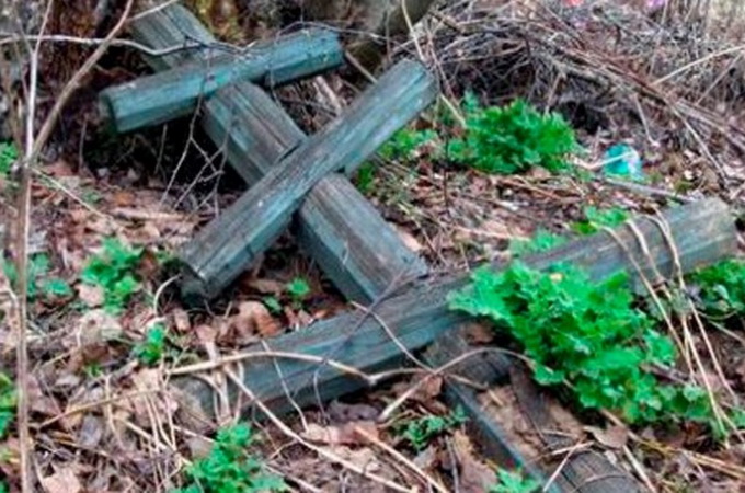 У Дніпропетровській області вандали розорили десятки могил