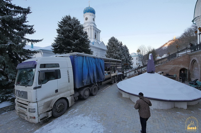 У Святогірську Лавру доставили гуманітарну допомогу з усієї України