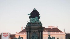 В Вене памятник одели в паранджу, протестуя против «исламизации»