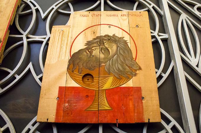 Metropolitan Alexander (Drabinko) organizes an exhibition of icons on ammo boxes
