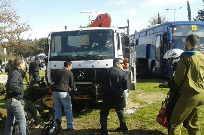 В Єрусалимі вантажівка врізалась в людей. Поліція підозрює теракт