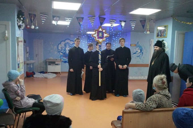 Єпископ Климент (Вечеря) та студенти КДАіС привітали з Різдвом онкохворих дітей (ФОТО)