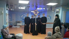 Епископ Климент (Вечеря) и студенты КДАиС поздравили с Рождеством онкобольных детей (ФОТО)