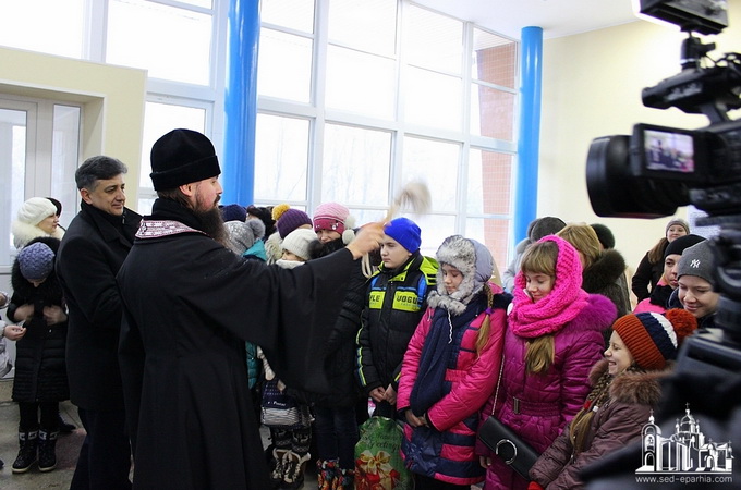 «Схід-Захід разом»: 250 юних луганчан вирушили у паломницьку поїздку Україною