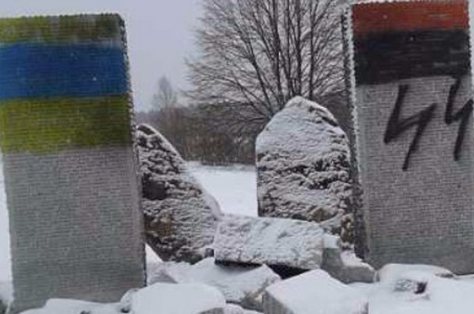 Осквернение памятника в Гуте Пеняцкой – пренебрежение к народу и религии, – иерарх РКЦ