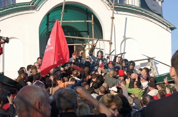 Політолог: Напади на храми УПЦ відбуваються через ненависть, що розпалюється деякими депутатами