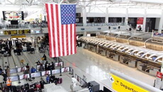 Американцу, ударившему мусульманку в аэропорту Нью-Йорка, грозят четыре года тюрьмы