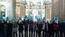 Противники передачі Ісаакіївського собору Церкві влаштували флешмоб на Богослужінні