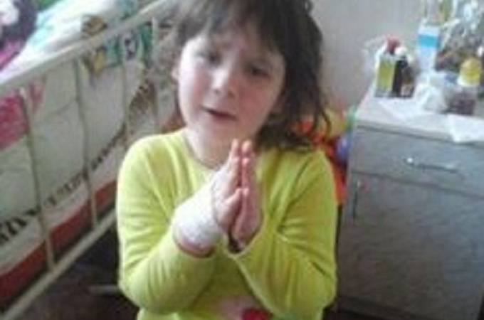 П'ятирічну Валентину Мирон, яка перенесла 70 операцій, священик УПЦ везе на лікування у Німеччину