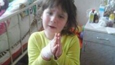 П'ятирічну Валентину Мирон, яка перенесла 70 операцій, священик УПЦ везе на лікування у Німеччину
