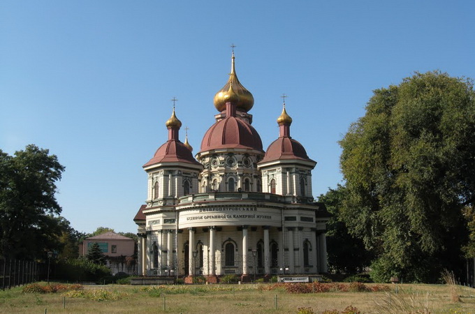 У Дніпрі хочуть відібрати храм УПЦ та відправити віруючих у підвал