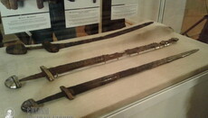 В Киевской Лавре наградили правоохранителей, вернувших в Украину «меч викинга»