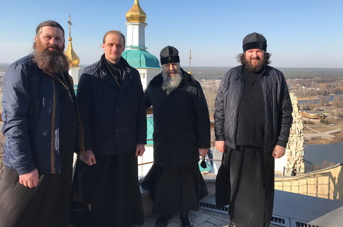 Захід – Сходу: православні волонтери доставили в Святогірську Лавру допомогу з Рівного
