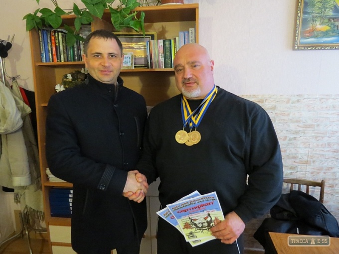 Священик із Одеси знову став абсолютним чемпіоном з пауерліфтингу