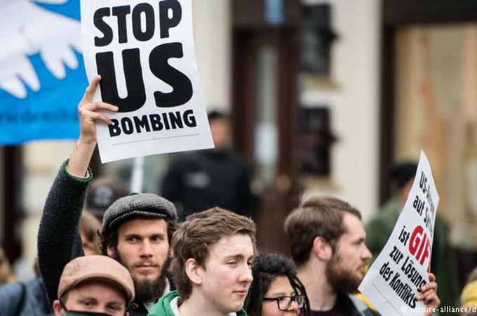 Thousands of German pacifists protest war in