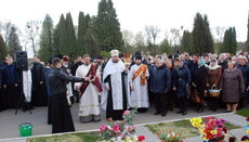 У дні поминання спочилих священики УПЦ молилися за загиблих в зоні АТО
