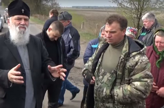 У селі Нова Буда Київський патріархат намагався «перекричати» ієрарха УПЦ та вірян