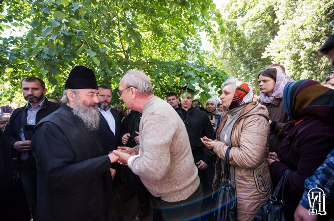 Предстоятель УПЦ благословив учасників молитовного стояння біля Ради