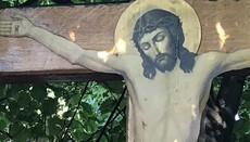 Во время молитвенного стояния возле парламента замироточило Распятие (ФОТО)