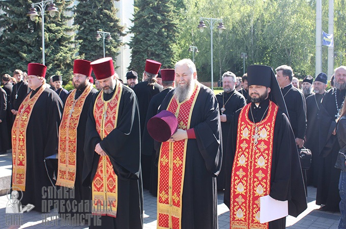 На молитовне стояння біля Рівненської ОДА зібрались сотні вірян (ФОТО)
