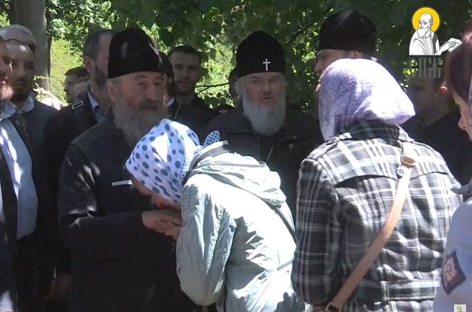 Віряни УПЦ вже 8 годин звершують молитовне стояння біля Ради (ВІДЕО)