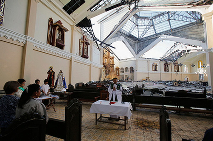 На Филиппинах боевики ИГ взяли в заложники священника и прихожан 