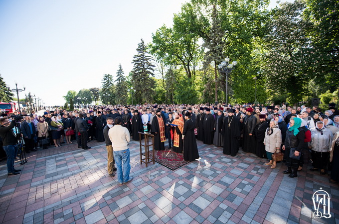 Священный Синод обратился к власти с призывом прекратить гонения на Церковь