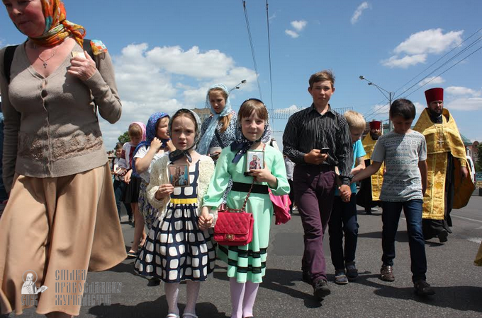 В Ровно несколько сотен детей прошли крестным ходом (ФОТО)