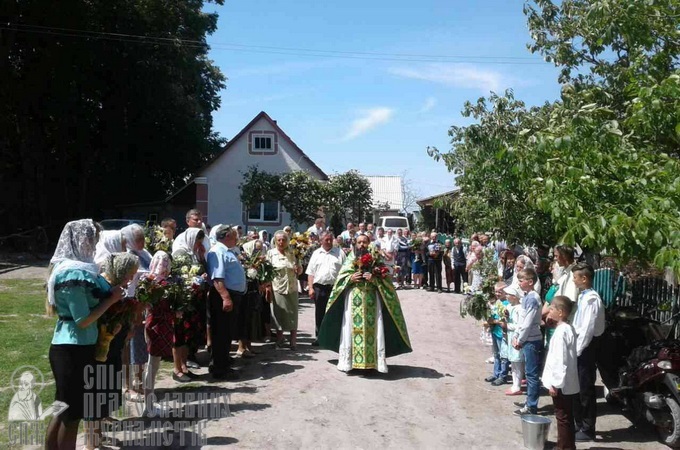 Позбавлена храму громада Кинахівців зібралась на Трійцю у будинку старости