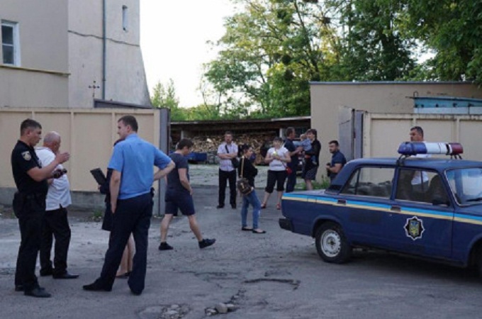 У Червонограді священик КП наїхав на активіста «Дорожнього контролю» (ВІДЕО)