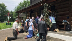 Радикалы начали раздавать листовки под Успенским собором УПЦ в Коломые (ФОТО)