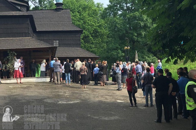В Коломиї віряни УПЦ чергують біля храму в оточенні поліції та уніатів (ФОТО)