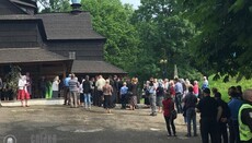 В Коломиї віряни УПЦ чергують біля храму в оточенні поліції та уніатів (ФОТО)