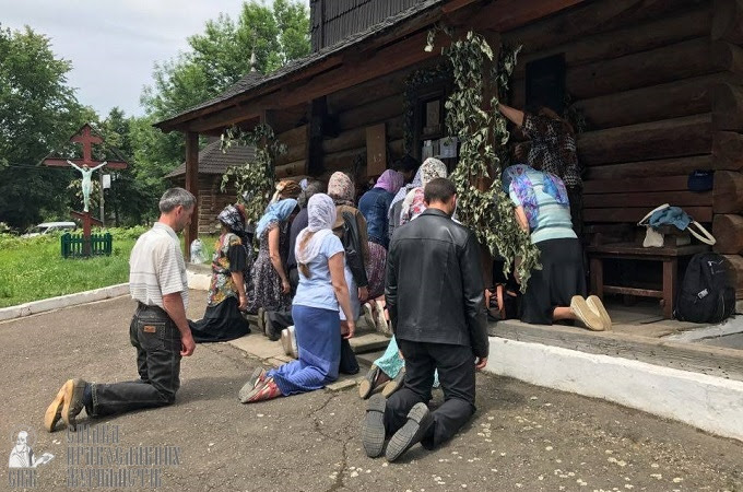 Радикали почали роздавати листівки під Успенським собором УПЦ у Коломиї (ФОТО)
