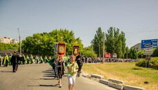 Юные верующие прошли Крестным ходом по улицам Запорожья 